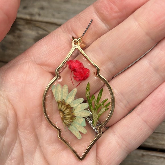 Handmade Real Pressed Dried Flower Botanical Resin
Earrings - Picture 13 of 14